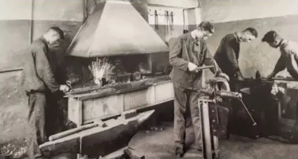 Historische Aufnahme von Industriearbeitern in einer Fabrikhalle