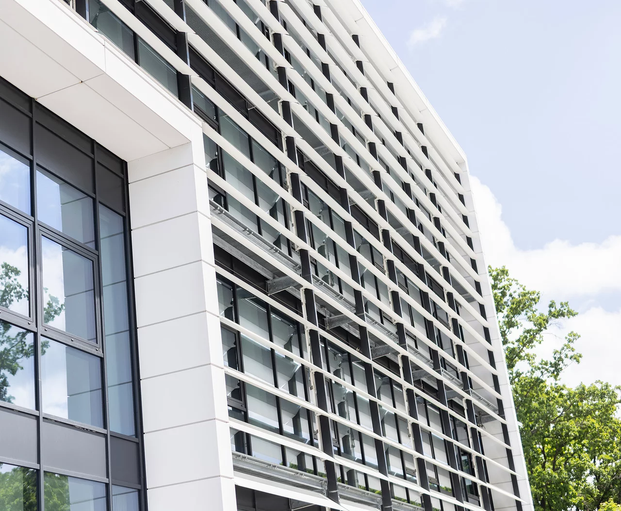 Außenansicht eines modernen Bürogebäudes