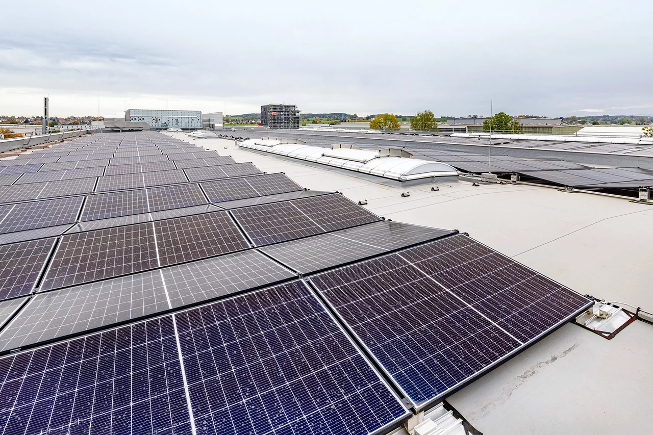 Solar Panels auf dem Dach eines Industriegebäudes