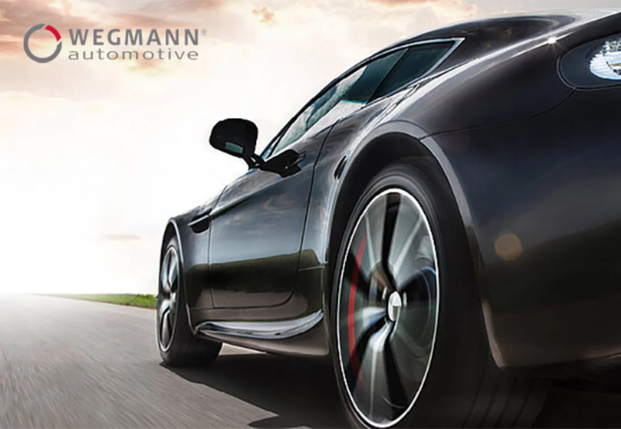 Dynamisches Bild eines fahrenden Sportwagens